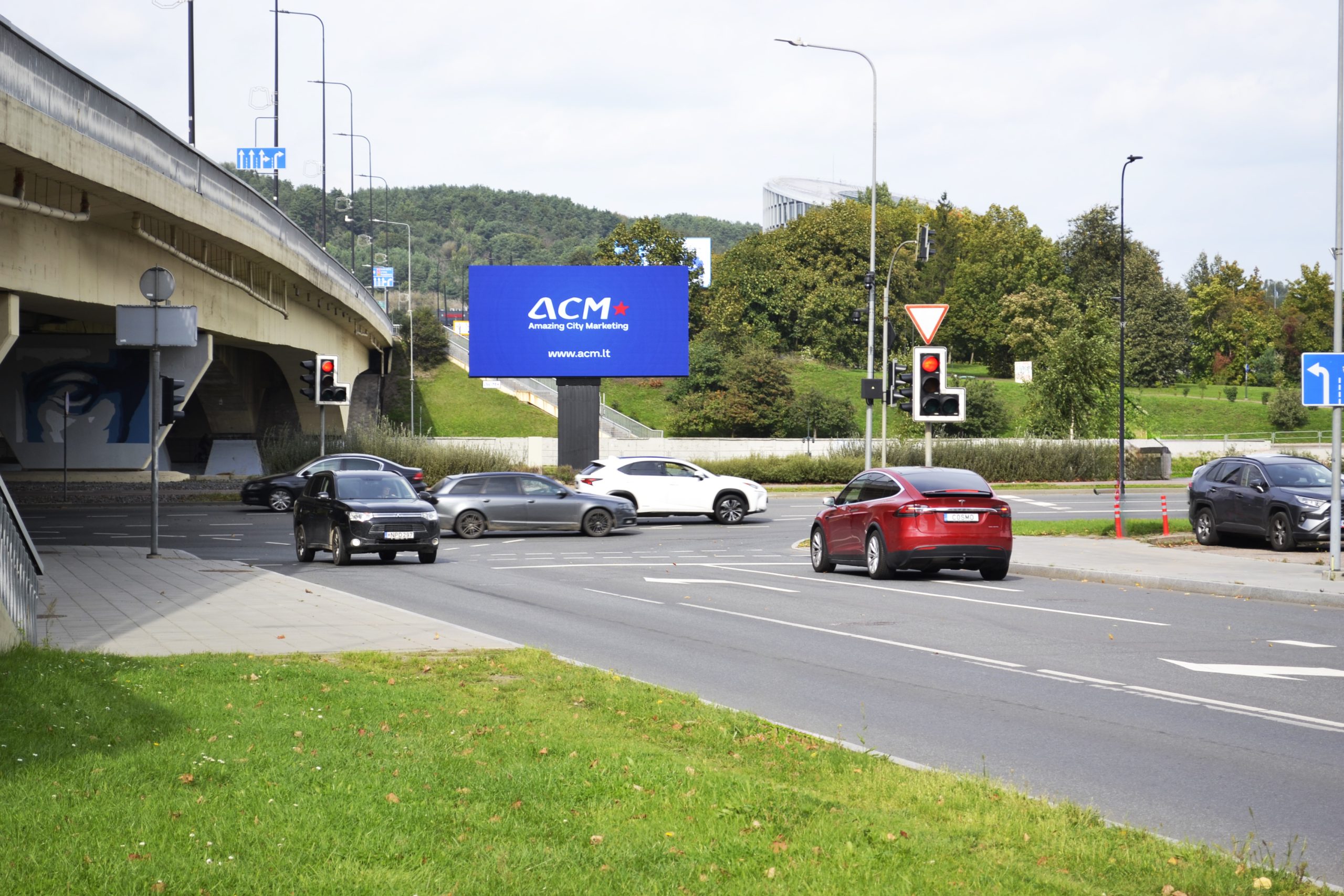 ACM LED ekranas Goštauto ir Gynėjų gatvių sankryžoje Vilniuje